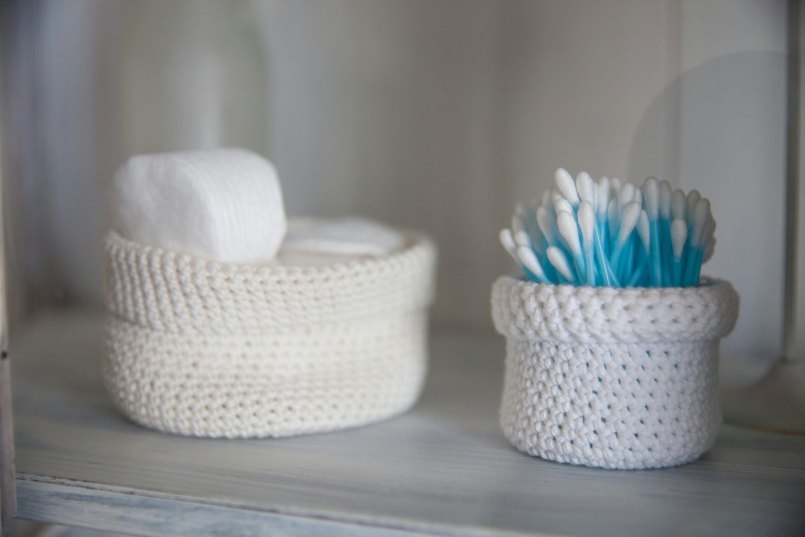 white and green ceramic bowl